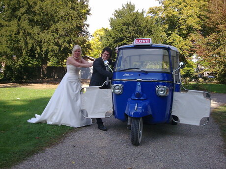 Bruiloft met tuktuk vervoer