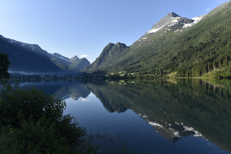 Noorwegen spiegelbeeld bergen