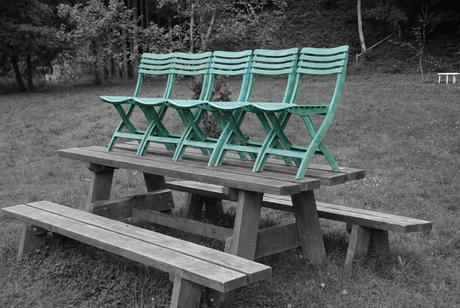 stoelen op tafel