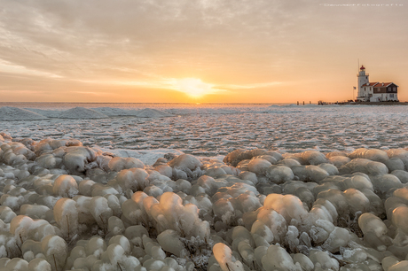 Ijzig landschap bij het Paard van Marken