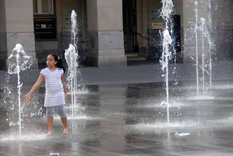 Kind speelt met water