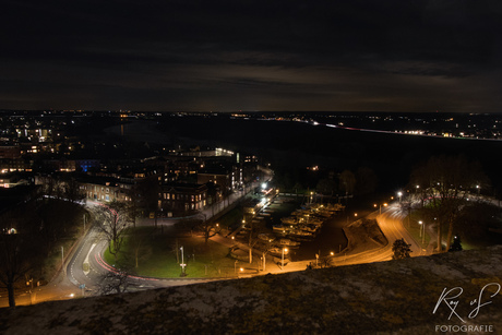 Oude haven Zupthen in de nacht