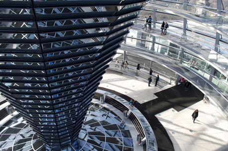 Het spiegelwerk van De Reichstag in Berlijn