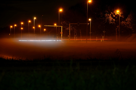 Ringweg bij nacht met nevel