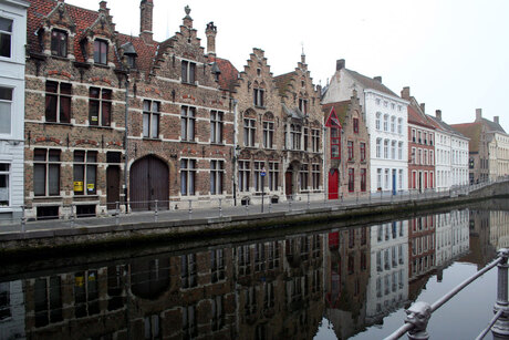 Mooi Brugge in de mist