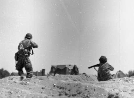 Soldaten vallen stelling aan, levende geschiedenis foto gemaakt met jaren 30 camera