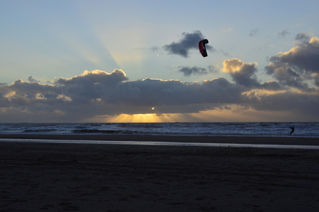 Kitesurfen naar zonsondergang