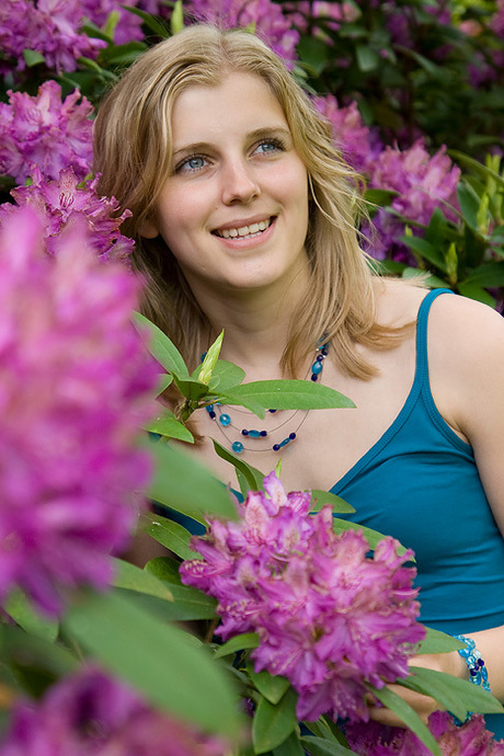 Daniëlle tussen de rododendrons