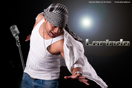 Zanger Lorindo in volle actie