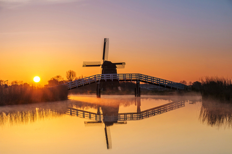 Molen met zonsopgang