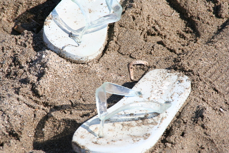 Slippers in het zand