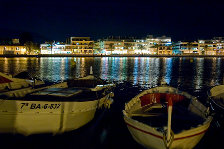 Llanca haven in de avond