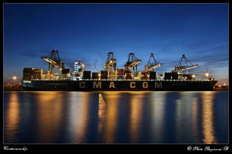 Containerschip by night