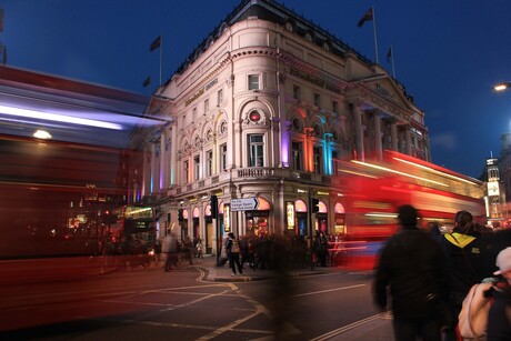 Piccadilly Circus en rode dubbeldekker bussen