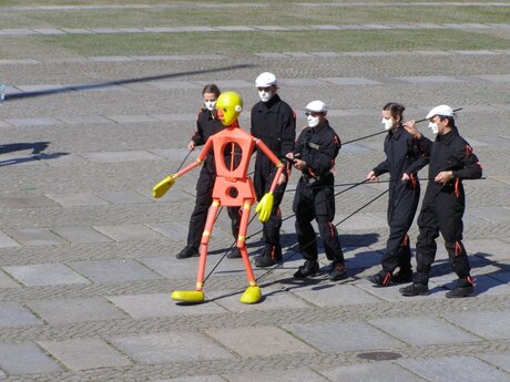 BERLIN , DE SPELERS MET HUN MARIONET