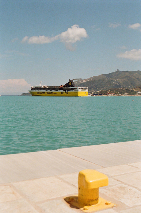 Ferry verlaat de haven