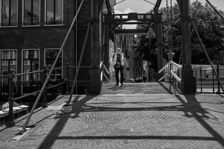 Kom over de brug