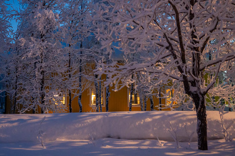 Avond in Lannavaara. De kerk tijdens blue hour