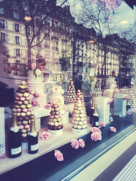 Een mooie winkel in Parijs met Macrons