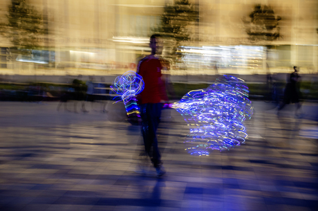 de speelgoedventer bij de carroussel