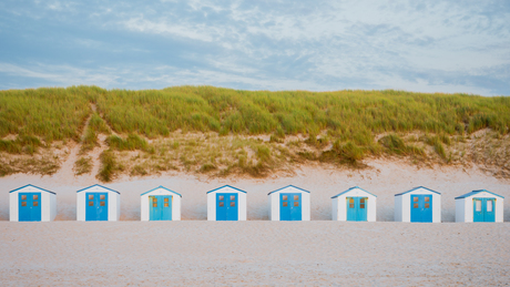De Blauw witte strandhuisjes