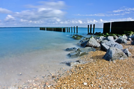 Rotsblokken en een oude golfbreker