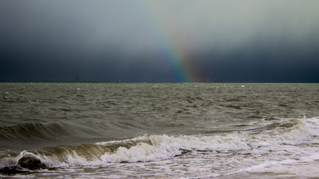 Winterse neerslag met regenboog