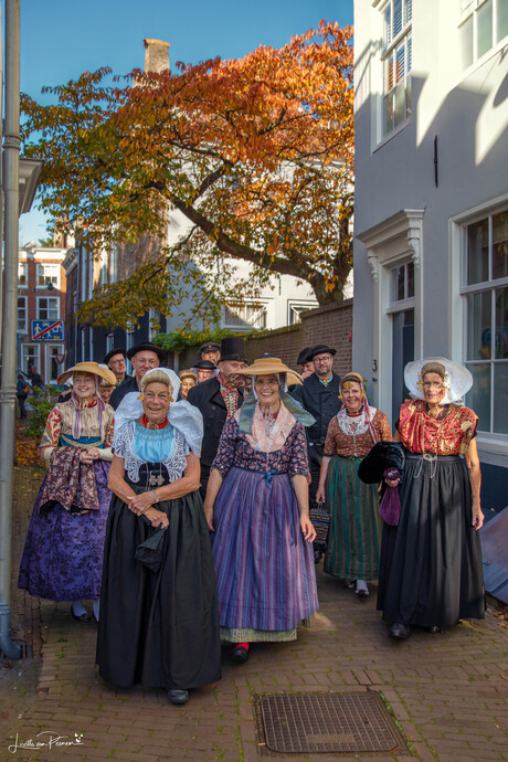 Herfst in Middelburg, leden van het Walchers Costuum.