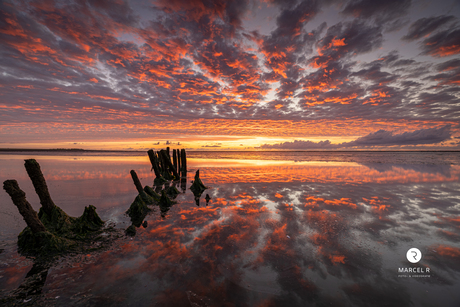 Zonsondergang bij Ternaard op het wad 