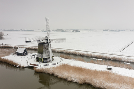Molen in winters landschap