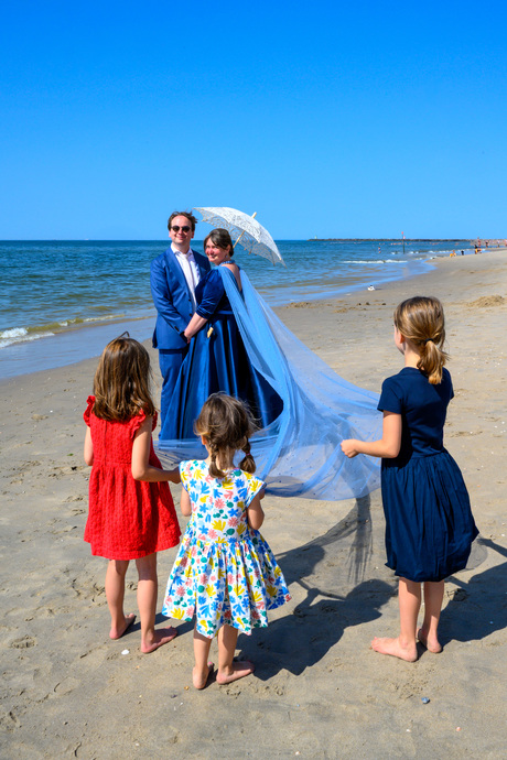 Bruidspaar aan zee