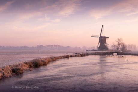 Dun laagje ijs bij de Oude Weteringmolen