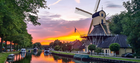 Zonsondergang achter de molen