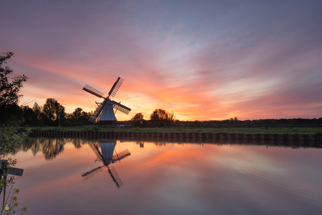 Zonsopkomst met uitzicht op molen