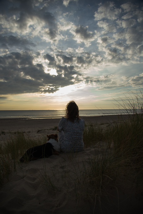 Alleen met de hond op het strand.