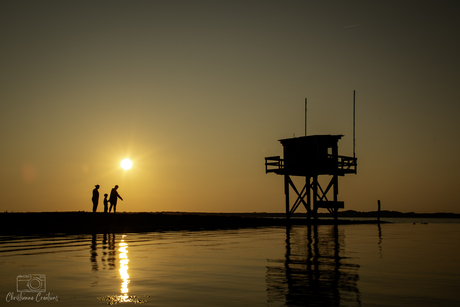 De starttoren, gehuld in de laatste zonnestralen van de dag.