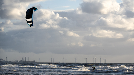 KITESURFER