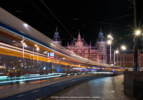 Lichtspoor tram voor Amsterdam CS