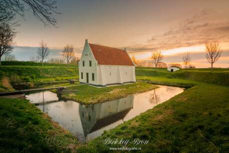 Kruithuisje tijdens zonsopkomst. 