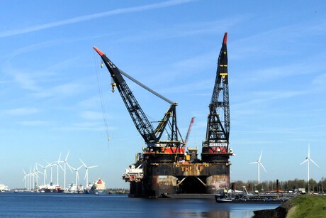 P1300624   Calandkanaal  THIALF iets  dichterbij  op 7 april 2026  