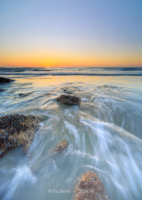 Zonsondergang met een dynamische zee