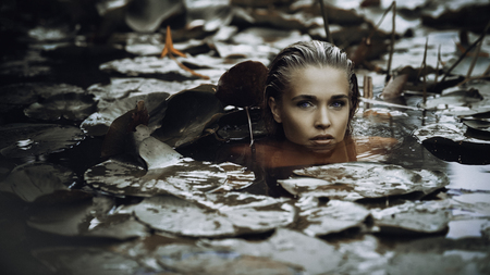 L i t t l e   m e r m a i d . .   - Neneh 2023 - foto door Tim_zoom op 08-01-2025 - locatie: Blijham, Nederland - deze foto bevat: model, plomp, water, lelie, nikon corporation, nikon d600, 85.0 mm f/1.8, iso 50, diafragma ƒ/2.8, sluitertijd 1/500s, brandpuntafstand 85mm, reflectie, mensen in de natuur, baden, portretfotografie, model, fotoshoot, cg-kunstwerk, vlees