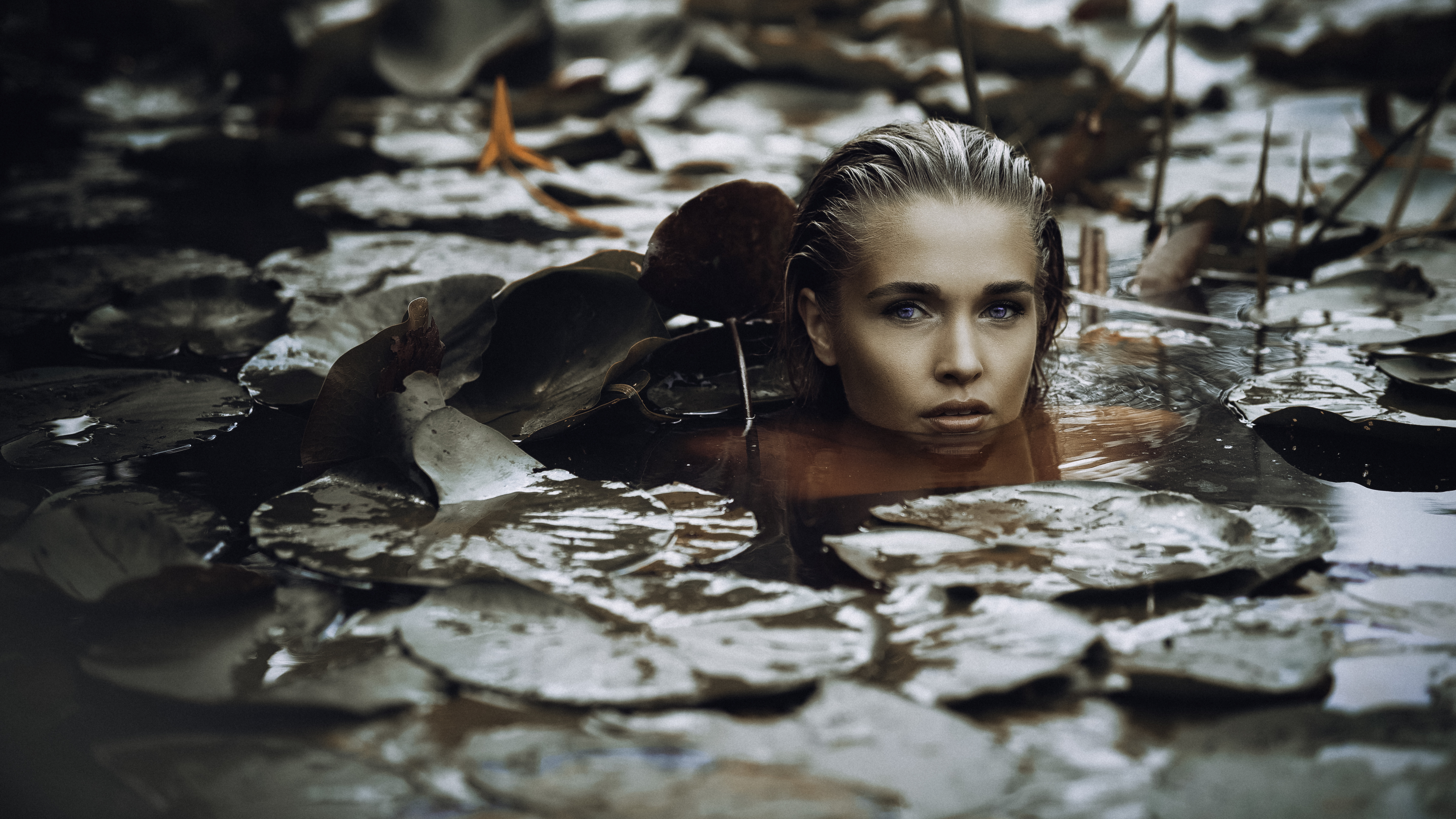 L i t t l e   m e r m a i d . .   - Neneh 2023 - foto door Tim_zoom op 08-01-2025 - locatie: Blijham, Nederland - deze foto bevat: model, plomp, water, lelie, nikon corporation, nikon d600, 85.0 mm f/1.8, iso 50, diafragma ƒ/2.8, sluitertijd 1/500s, brandpuntafstand 85mm, reflectie, mensen in de natuur, baden, portretfotografie, model, fotoshoot, cg-kunstwerk, vlees