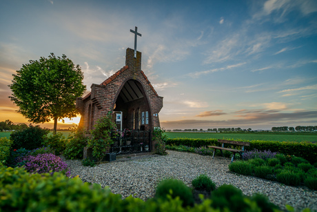 De kapel met de zonsondergang 