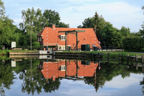 Sluisje en spiegelglad water