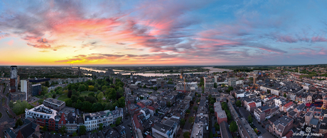 Ondergaand zonnetje boven de stad Nijmegen door Drone Paul Beckers