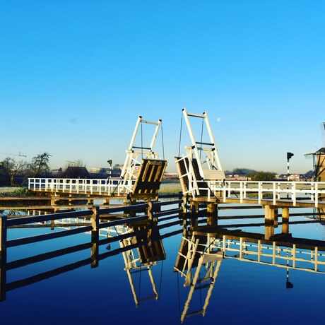 Een bruggetje bij Kinderdijk