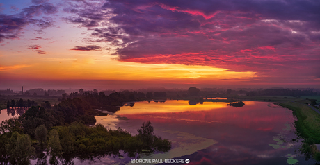 Ochtendrood, water in de sloot