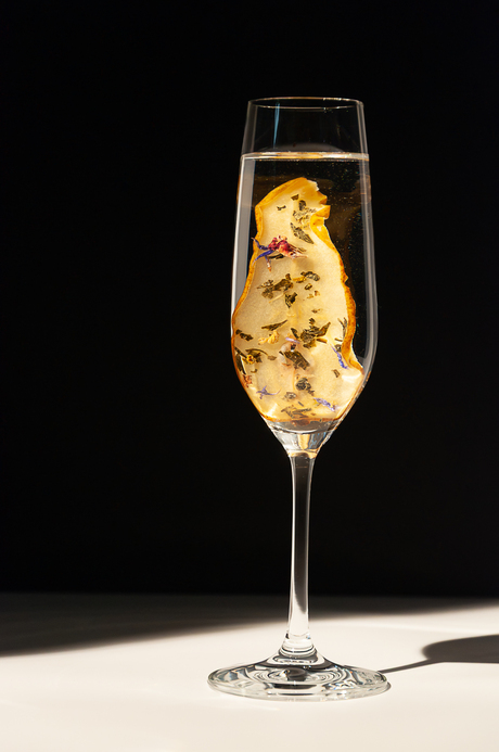 Gekonfijte peer met gedroogde bloemen