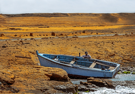 Man bij boot in Peru